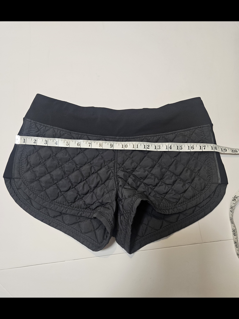 Lululemon Rare Quilted Goose Down Winter Running Shorts Black Gray Size 8 - Picture 13 of 16